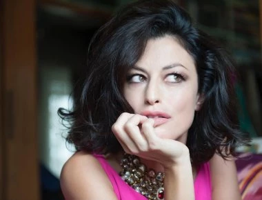 Δωροθέα Μερκούρη: Φωτογραφίζεται αισθησιακή και ολόγυμνη στο σαλόνι της (φωτό)